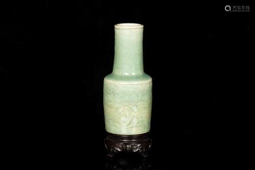 A BEAUTIFUL LONGQUAN KILN MALLET VASE