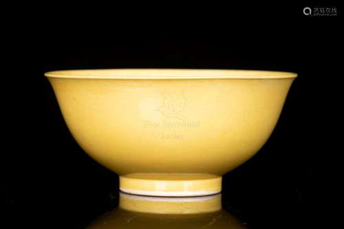 AN EXTREMELY FINE IMPERIAL YELLOW GLAZED BOWL