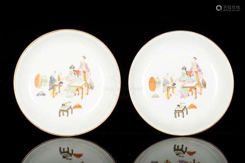 AN EXTREMELY WELL PAINTED PAIR OF FAMILLE ROSE PLATES