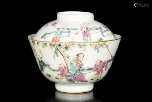 A FINE FAMILLE ROSE TEA BOWL AND COVER