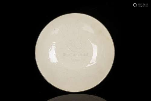 A FINE WHITE GLOSS GLAZED DINGYAO SHALLOW BOWL