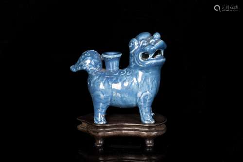 A VERY FINE BLUE AND WHITE PORCELAIN GLAZED FU DOG CENSER