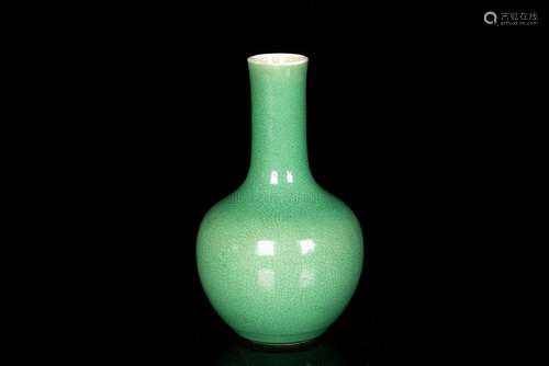 A FINE GREEN-GLAZED BOTTLE VASE, TIANQIUPING