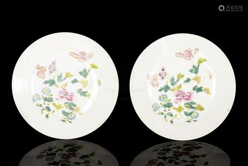 A PAIR OF FAMILLE ROSE PLATES