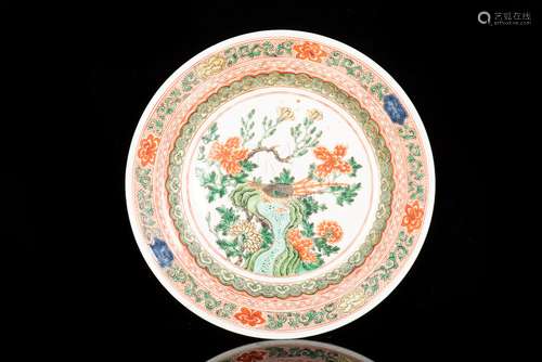 A FINE WUCAI AND FAMILLE ROSE PLATE