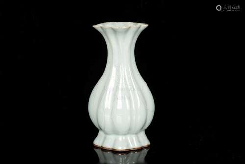 A FINE SONG STYLE GUANYAO TULIP VASE