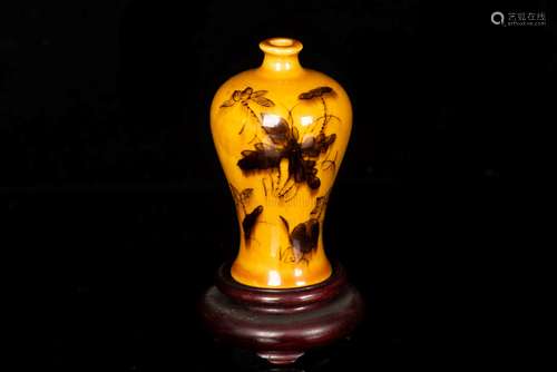 A MINIATURE YELLOW GLAZED VASE WITH UNDERGLAZE BLACK