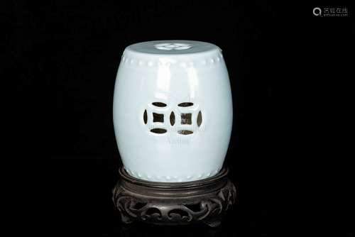 A FINE SKY BLUE GLAZED DRUM VASE