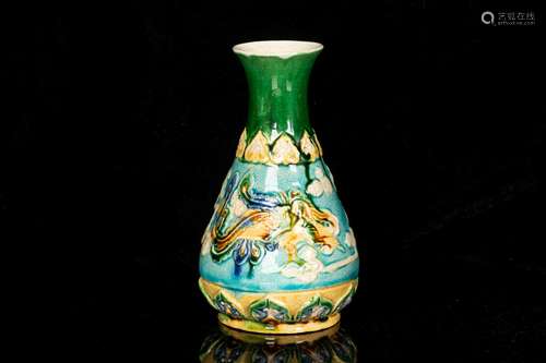 A MAGNIFICENT FAHUA VASE WITH DECORATION IN SANCAI GLAZE WITH FINE CRACKLE OVERALL AND UNGLAZED BASE