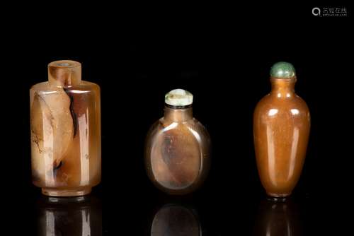 A TRIO OF FINE AGATE SNUFF BOTTLES