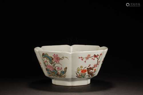 FAMILLE ROSE LOBED 'FLOWERS' BOWL