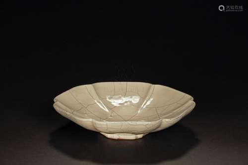 MOON-WHITE GLAZED FLORIFORM DISH