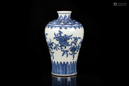 A BLUE AND WHITE BALUSTER VASE