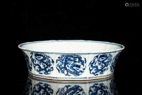 A RARE BLUE AND WHITE 'DRAGON' BRUSH WASHER