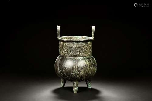 ARCHAIC BRONZE CAST TRIPOD RITUAL VESSEL WITH HANDLES, GE