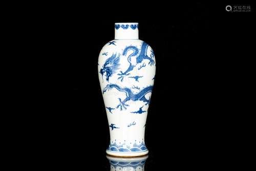 A BLUE AND WHITE ‘DRAGON’ VASE, MEIPING