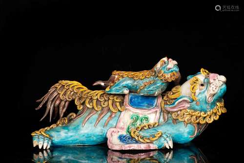 AN ENAMELLED AND PAINTED FIGURE CARVING OF MOTHER AND SON MYTHICAL BEASTS