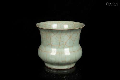 A FINE GE-TYPE FOLIATE DEEP BOWL