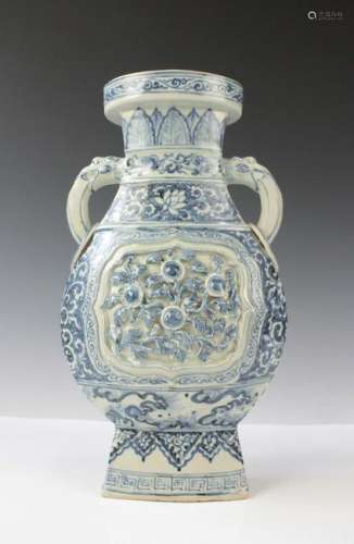 CHINESE BLUE WHITE PORCELAIN VASE