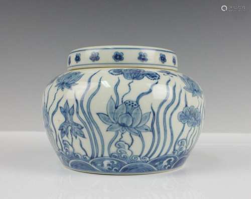 CHINESE BLUE WHITE PORCELAIN COVER JAR