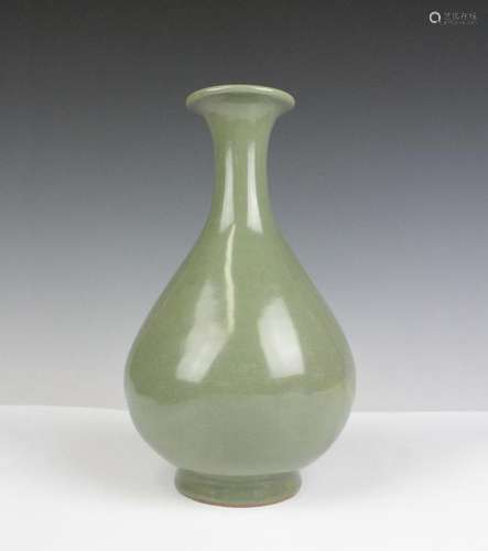 CHINESE LONGQUAN GLAZE PORCELAIN YUHUCHUN VASE