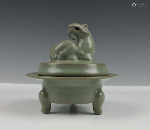 CHINESE GUAN TYPE PORCELAIN COVER CENSER