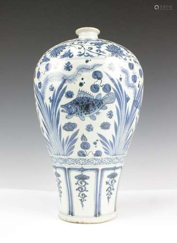 CHINESE BLUE WHITE PORCELAIN VASE