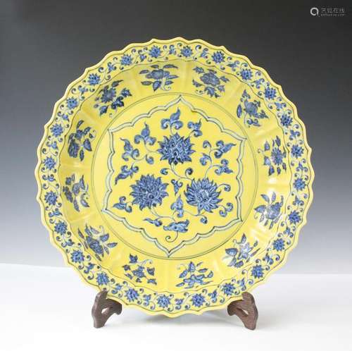 CHINESE BLUE WHITE YELLOW GROUND PORCELAIN CHARGER