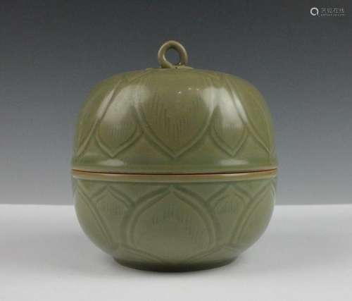 CHINESE CELADON GLAZED PORCELAIN COVER BOWL