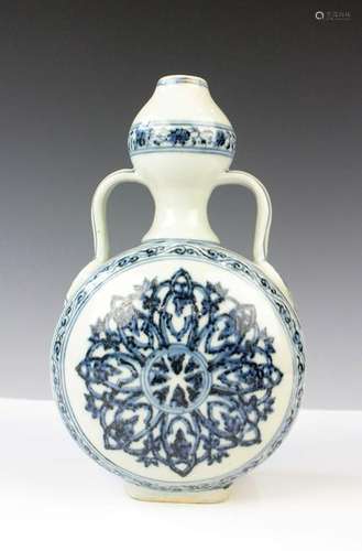 CHINESE BLUE WHITE DOUBLE GOURD VASE