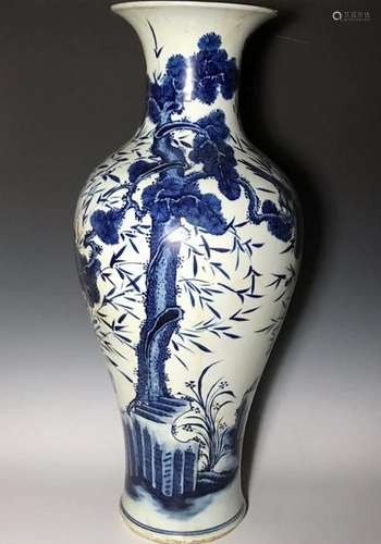 A huge of blue &white porcelain vase