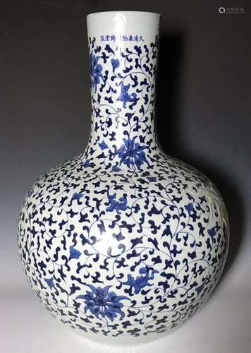 A blue &white long neck vase