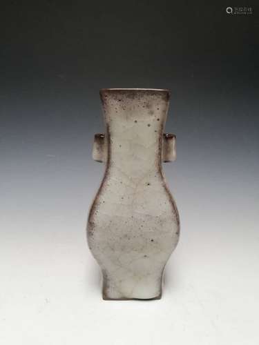 Graun type glazed vase.