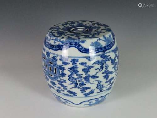 A Chinese Porcelain Blue and White Vase