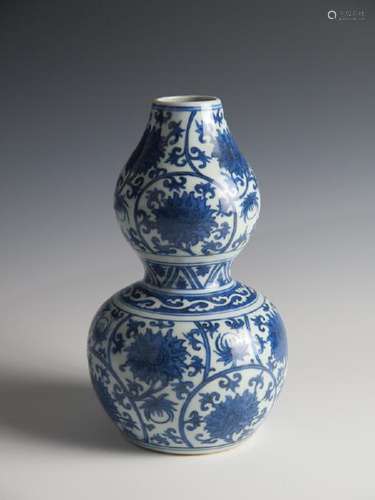 A blue and white double gourd vase