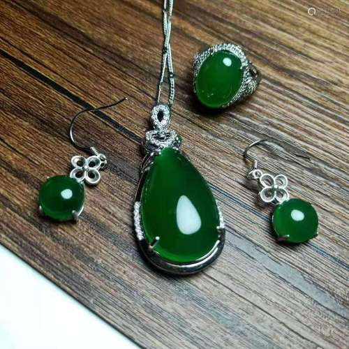 A LUXURY NATURAL JADEITE SET IN SILVER