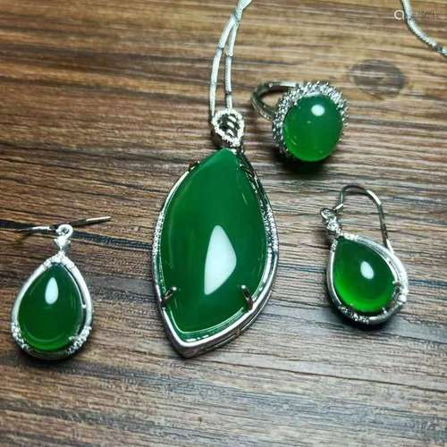 A LUXURY NATURAL JADEITE SET IN SILVER