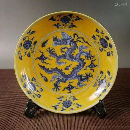 CHINESE YELLOW GLAZE BLUE AND WHITE DRAGON PLATE