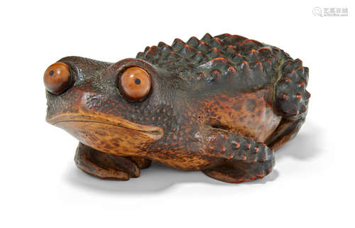 Taisho (1912-1926) or Showa (1926-1989) era, 20th century A large wood okimono of a toad