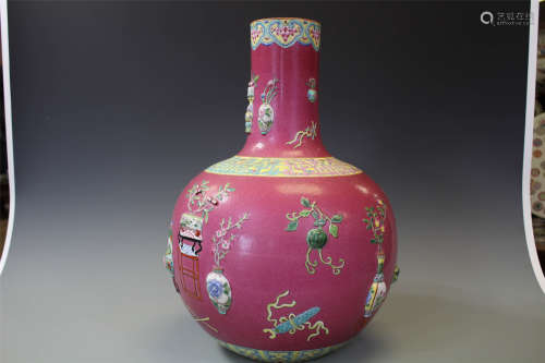 粉彩雕瓷天球瓶