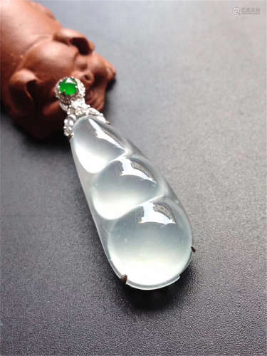 18K WHITE GOLD DIAMOND NATURAL JADEITE BEAN PENDANT