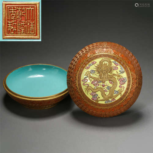 CHINESE PORCELAIN CINNABAR-IMMATED GLAZE FAMILLE ROSE DRAGON LIDDED BOX