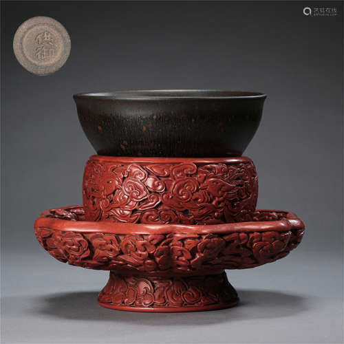 CHINESE PORCELAIN JIAN BLACK GLAZE TEA BOWL ON CINNABAR CLOUD STAND