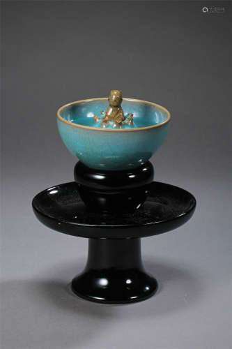 CHINESE PORCELAIN JUN GLAZE TEA BOWL ON LACQUER STAND