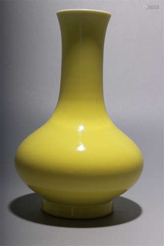 CHINESE PORCELAIN YELLOW GLAZE VASE