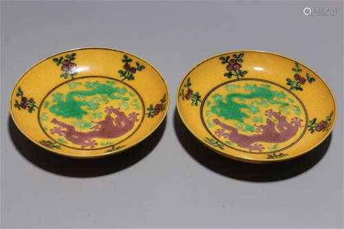 PAIR OF CHINESE PORCELAIN SANCAI DRAGON PLATES