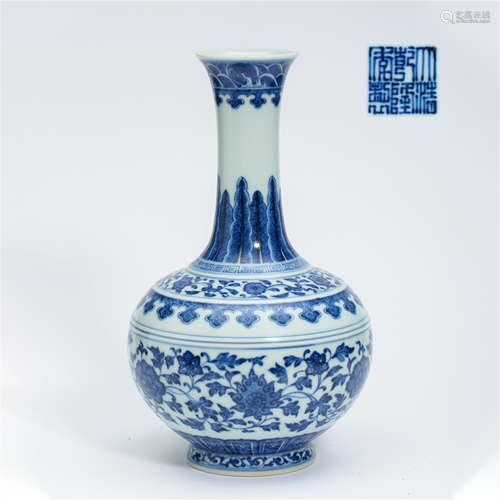 CHINESE PORCELAIN BLUE AND WHITE FLOWER ESTOWED VASE