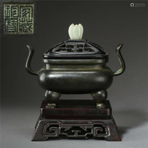 CHINESE BRONZE FOUR FEET SQUARE CENSER WITH WHITE JADE KNOT ROSEWOOD LIDDER AND BASE