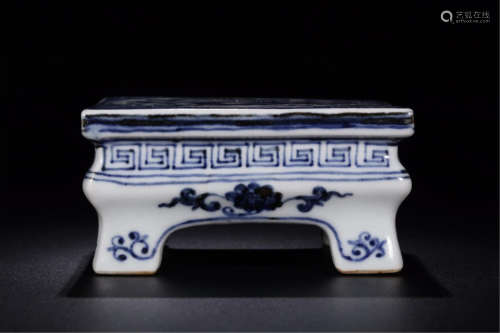 CHINESE PORCELAIN BLUE AND WHITE DRAGON ANITQUE BASE