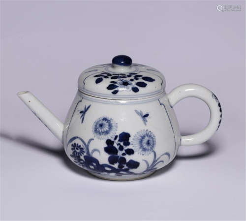CHINESE PORCELAIN BLUE AND WHITE FLOWER TEA POT